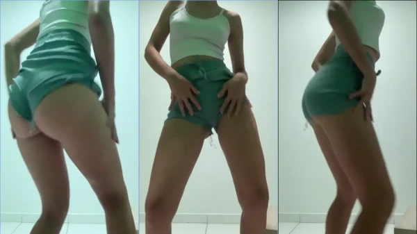 Mayra Flordelis se sensualizando enquanto despida