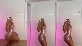Nesse vídeo, a Vega Thompson tá fazendo graça na frente do espelho