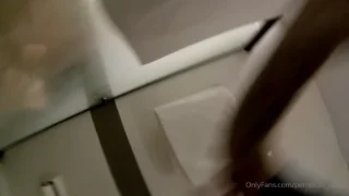 Rabuda, com suas pernas gostosas, se divertindo com dois gatos no banheiro