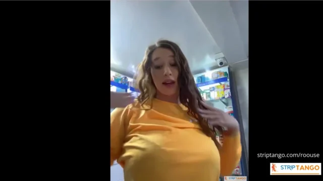 Roouse mostrou que estava com um vibrador enfiado na xoxota