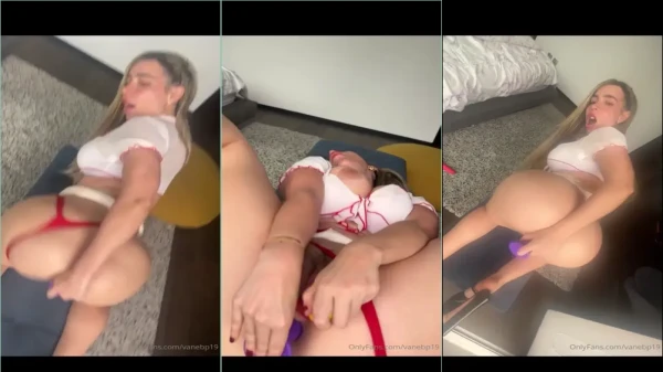Vanessa Bohorquez é fã de se divertir se tocando tanto lá embaixo quanto lá atrás