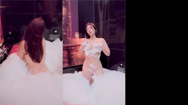Vídeo picante da Cibelly Ferreira sem roupa, aproveitando um banho na banheira