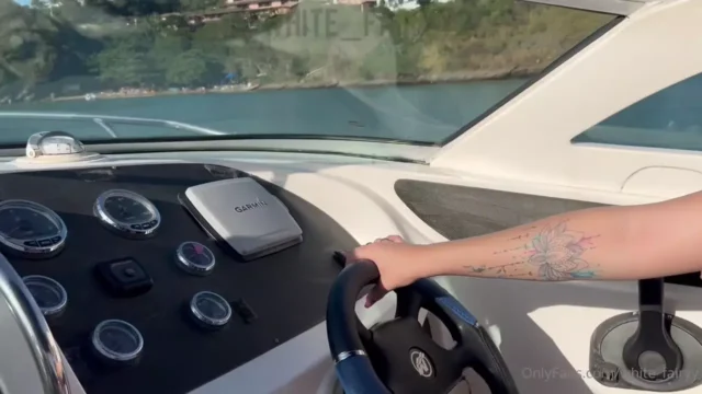 A White Fairy e a sua amiga decidiram gravar um vídeo bem ousado, sem roupa, passeando de lancha