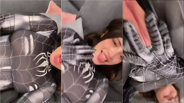 Fantasiada de Mulher-Aranha, a Meli Arevalo mostra a xoxota