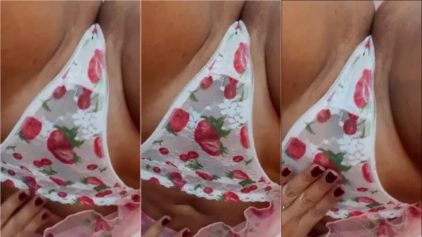 Geisy Arruda alisando a buceta por cima da calcinha