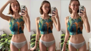 Irina, toda safadinha, gravando um vídeo peladinha