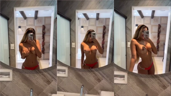 Karlyane Menezes, a gata com um corpão bom, se exibindo no banheiro