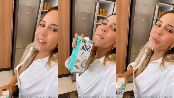 Renata Frisson, toda safada, tomando um leite bem gostoso