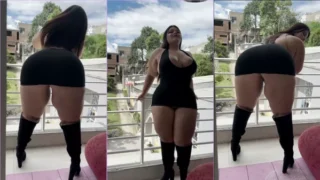 Vídeo da Daniela Arcila de vestido preto bem curtinho