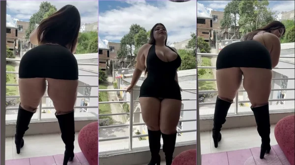 Vídeo da Daniela Arcila de vestido preto bem curtinho