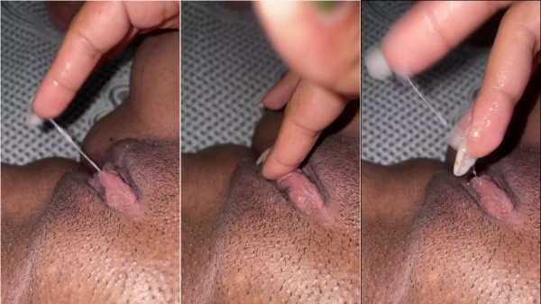 Kherollin arrasa no vídeo com as dedadas na sua buceta ardente!