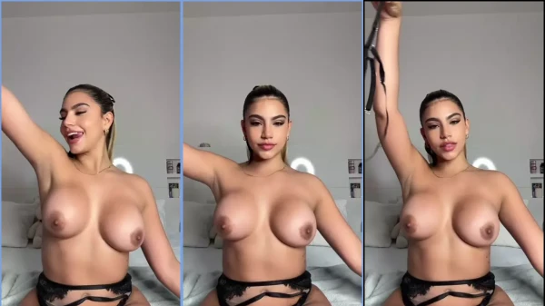 Laura Vanegas desapertando o sutiã e mostrando os peitos