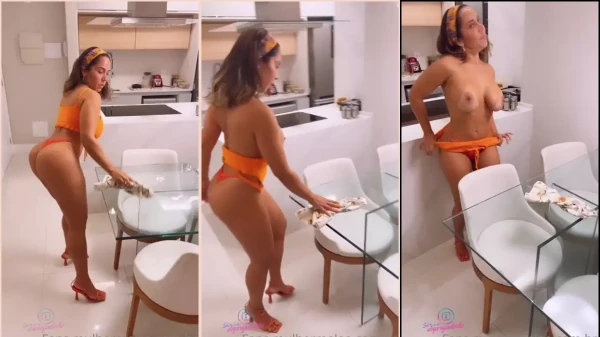 Mulher Melão se despindo enquanto dá uma geral na casa