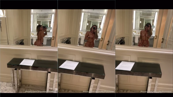 Polonesa safada sem roupa íntima em frente ao espelho