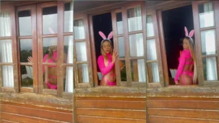 Sofia Lopes, toda ousada, exibindo sua calcinha rosa de um jeito bem provocante