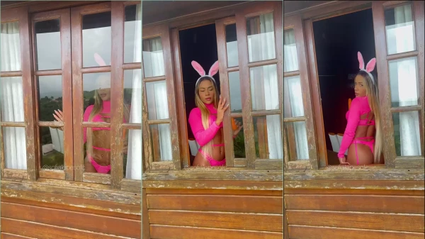 Sofia Lopes, toda ousada, exibindo sua calcinha rosa de um jeito bem provocante