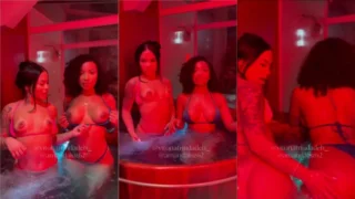 Vitória Trindade tá de boas tomando um banho com a amiga
