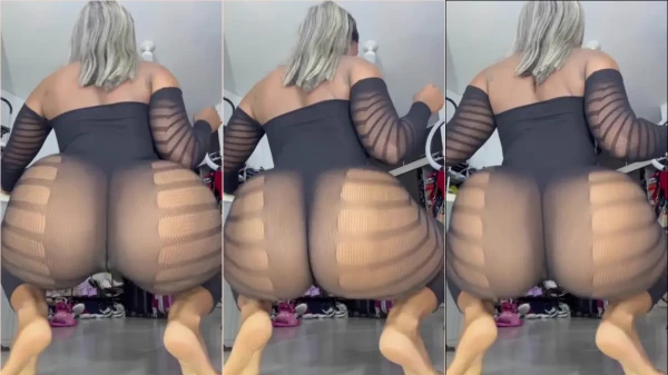 Yeri Mina aplaudindo com o bumbum