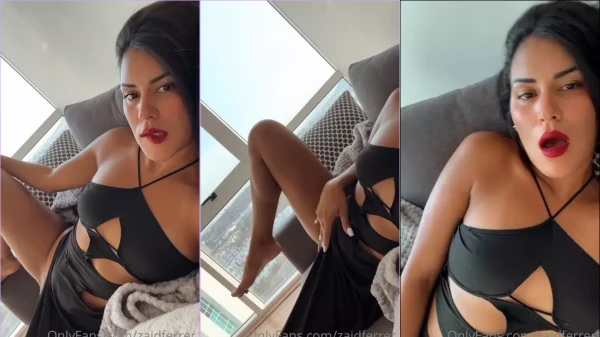 Zair Ferrer tá uma delícia, morena e ousada, deitada no sofá cheia de charme