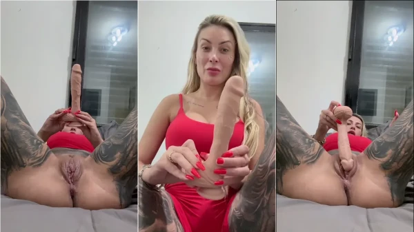 Andressa Urach colocando o brinquedinho na xoxota
