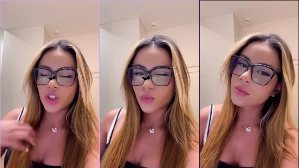 Bela Marquez, toda gostosona, mandando vários beijos!