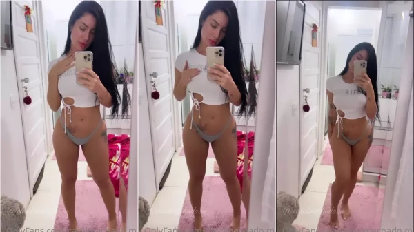 Carol Machado do OnlyFans exibindo os peitos na frente do espelho