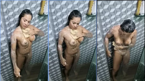 Cavala Maromba, com aquela morena peituda, toda ensopada debaixo do chuveiro