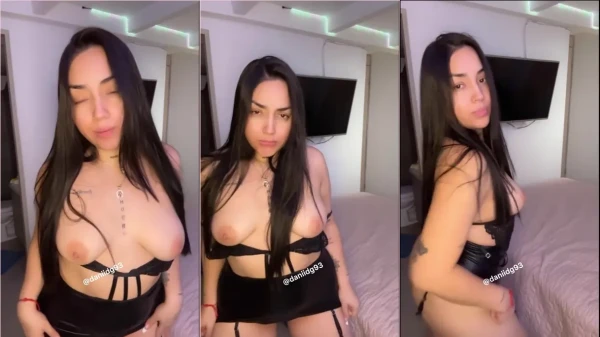 Daniela Delgado apareceu na internet exibindo seus peitões à mostra