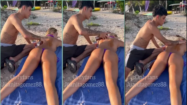 Juanita Gomez levando um carinho na beira da praia