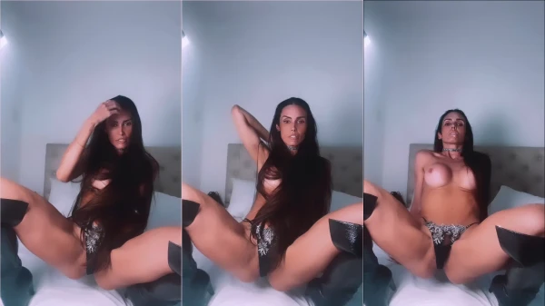 Rolou um vídeo da Carol Muniz só de calcinha, com os peitinhos à mostra!