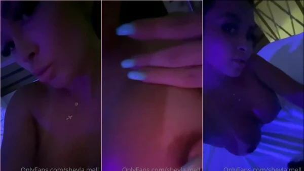 Sheyla dando uma reboladinha nua na cama