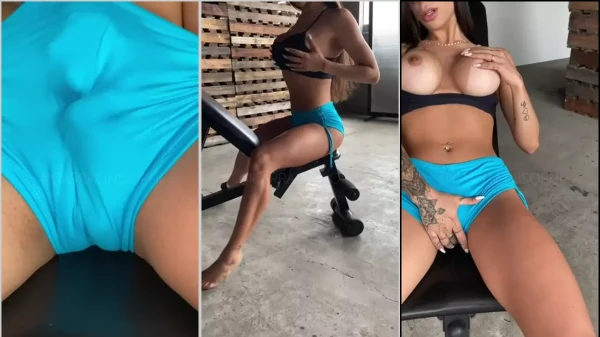 Toda animada, Sophia Carracini meteu a mão na calcinha