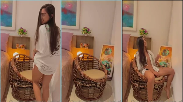 Alexandra Marin, uma novinha ousada, está de boa sentada na cadeira, toda à vontade