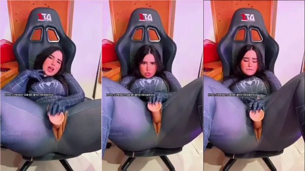 Victoria Matosa nua exibindo sua bundona incrível